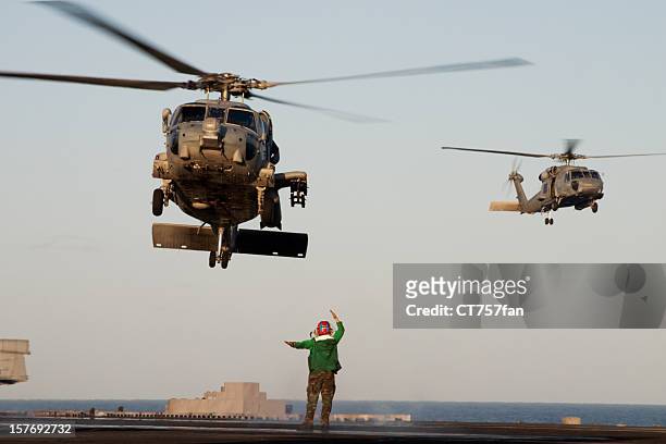 navy helikopter landing - flugzeugträger stock-fotos und bilder