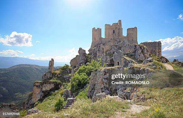 rocca calascio in abbruzzen, italien - abruzzen stock-fotos und bilder