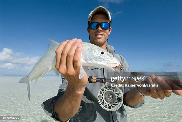 damenfisch gefangene mit flyrod - bone fish stock-fotos und bilder