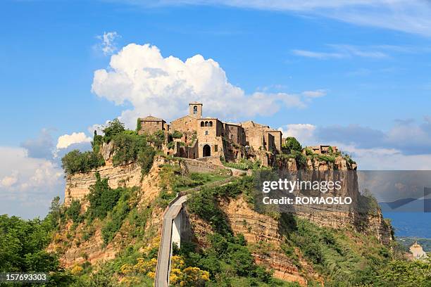 panorama de civita di bagnoregio, lazio italia - civita di bagnoregio fotografías e imágenes de stock