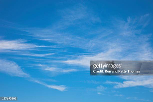 青い空と雲 - 巻雲 ストックフォトと画像