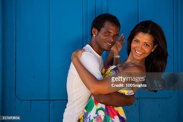 joven pareja de baile de salsa negro - bailando salsa fotografías e imágenes de stock