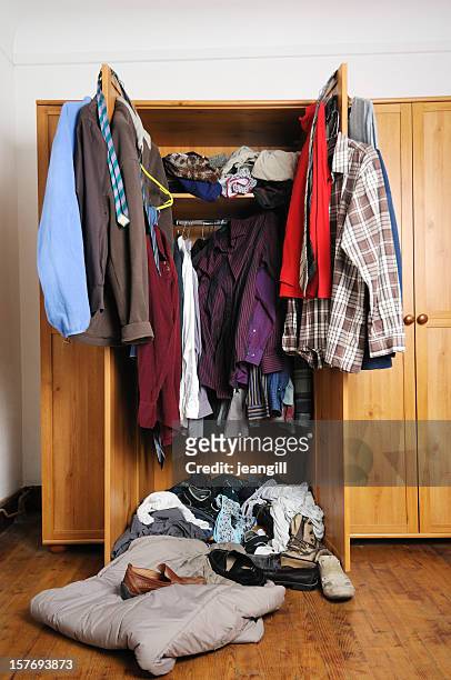 untidy guarda-roupa de homem - sapatos sujos dentro de casa imagens e fotografias de stock