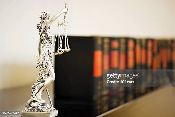 a balança da justiça - law office imagens e fotografias de stock