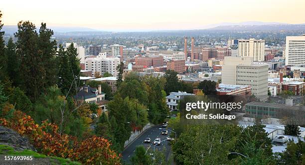 spokane skyline am abend im herbst - bundesstaat washington stock-fotos und bilder