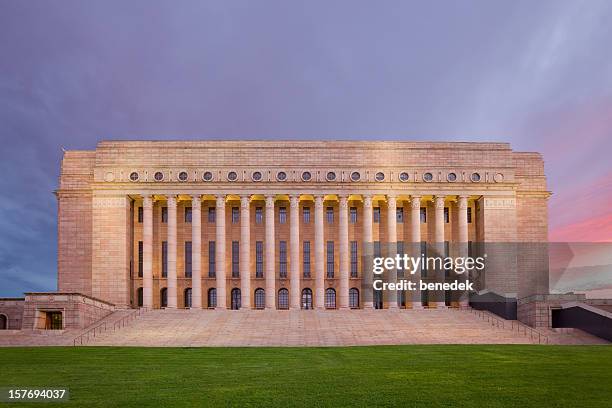 parliament building of finland, helsinki - parlementsgebouw stockfoto's en -beelden