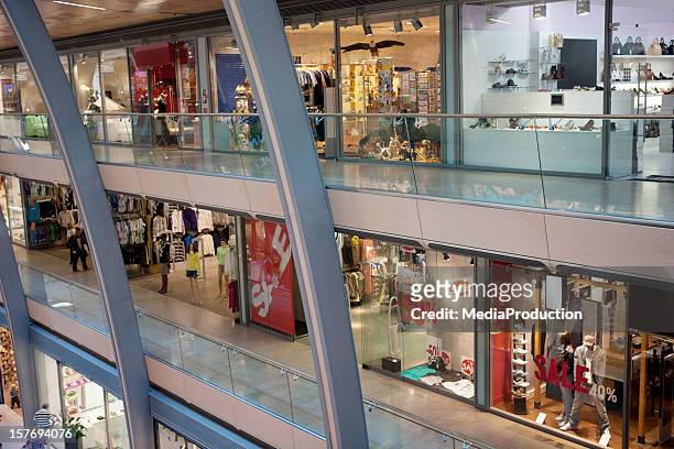 multistorey centro comercial - shopping mall fotografías e imágenes de stock