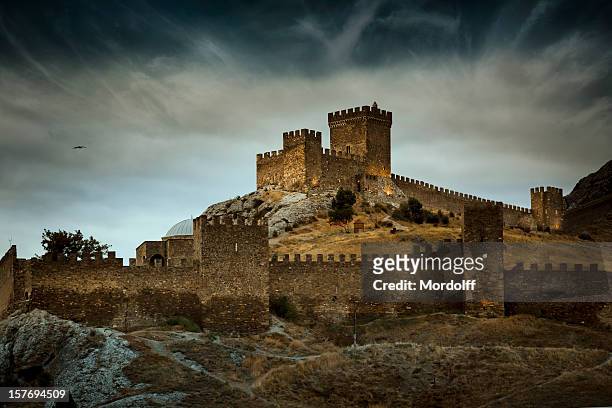 os genoveses fortaleza medieval em sudak, crimeia - castelo - fotografias e filmes do acervo