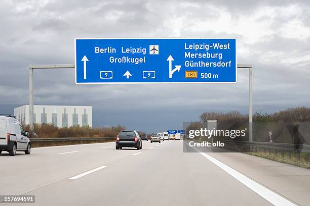 sinal de estrada em alemão a autobahn-próxima saída leipzig-west - autobahn - fotografias e filmes do acervo