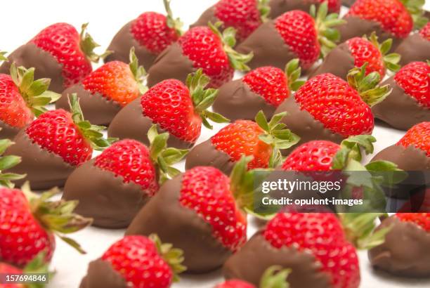 in schokolade getauchte erdbeeren - chocolate covered strawberries stock-fotos und bilder