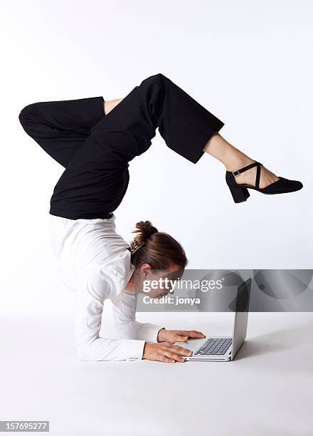 geschäftsfrau yoga auf laptop - skorpion stock-fotos und bilder