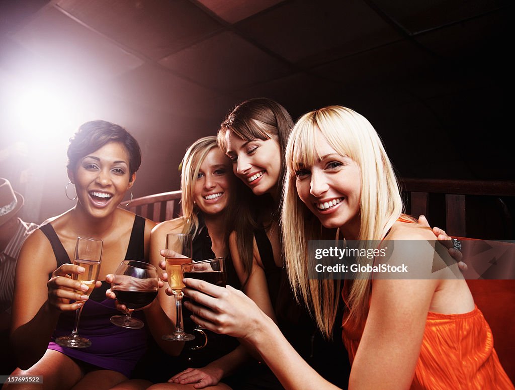 Night club-sorridenti giovani femmina gli amici gustare bevande