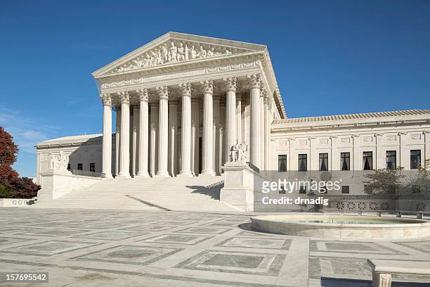 u.s. supreme court with ornate brickwork and fountain - gebouw van het amerikaans hooggerechtshof stockfoto's en -beelden