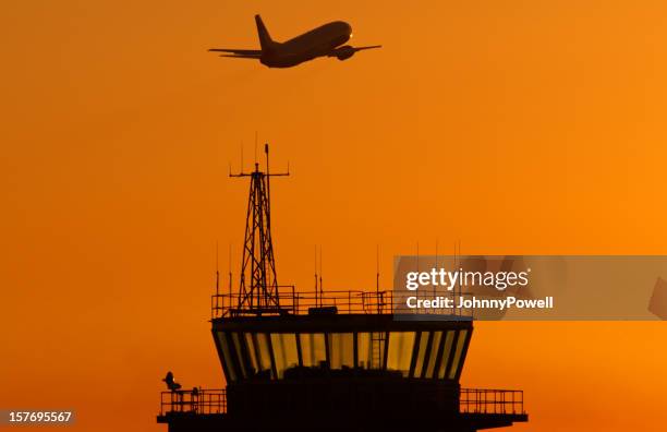 torre de control de tráfico aéreo - torre de control de circulación aérea fotografías e imágenes de stock