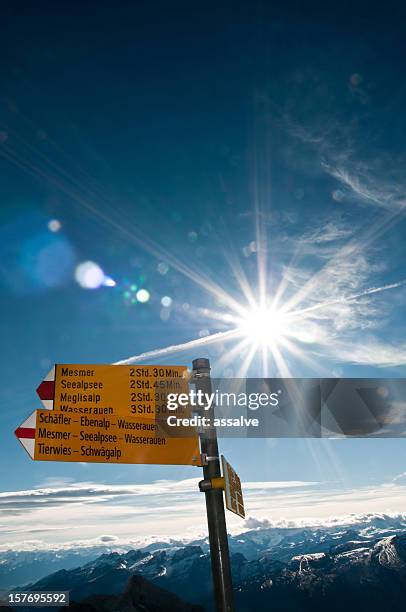 placa na montanha säntis, suíça - sinal de rodovia transversal - fotografias e filmes do acervo