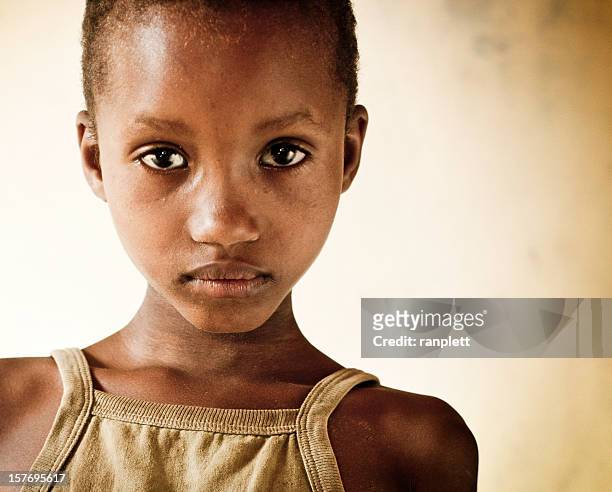 若いアフリカの少女の孤児院 - アフリカ　子供 ストックフォトと画像