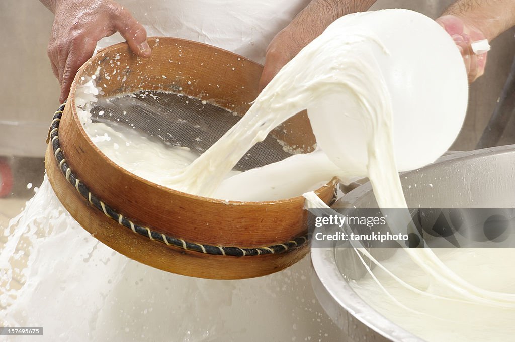 Fabricação de queijo muçarela