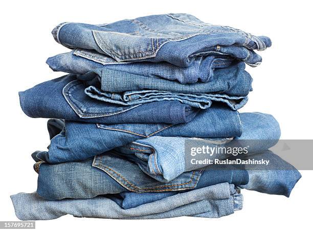 haufen von jeans, wäscherei im haus. - pile of clothes stock-fotos und bilder