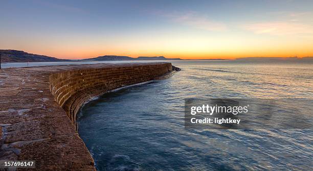 the cobb - lyme regis photos et images de collection