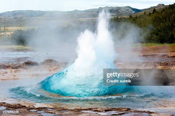 strokkur hot spring, island - geysir stock-fotos und bilder