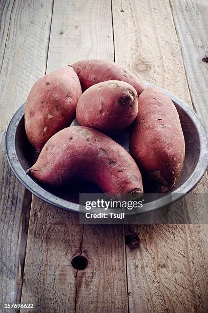 raw potato - zoete aardappel stockfoto's en -beelden