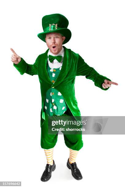 danse hurlement leprechaun - leprechaun man photos et images de collection