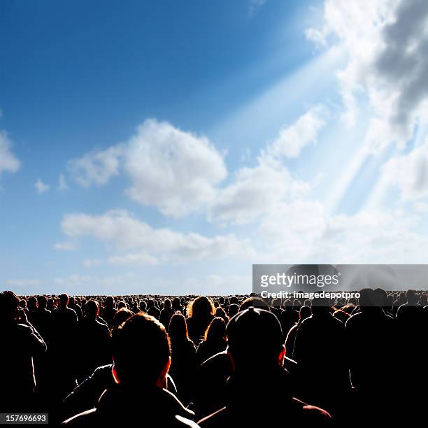 crowded people over sunny sky - thousands of runners and spectators take to the streets for the london marathon stockfoto's en -beelden