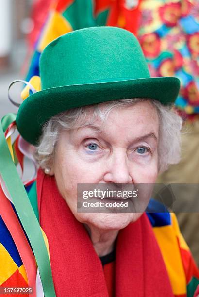 senior frau mit bunten faschingskostüm - rosenmontag stock-fotos und bilder