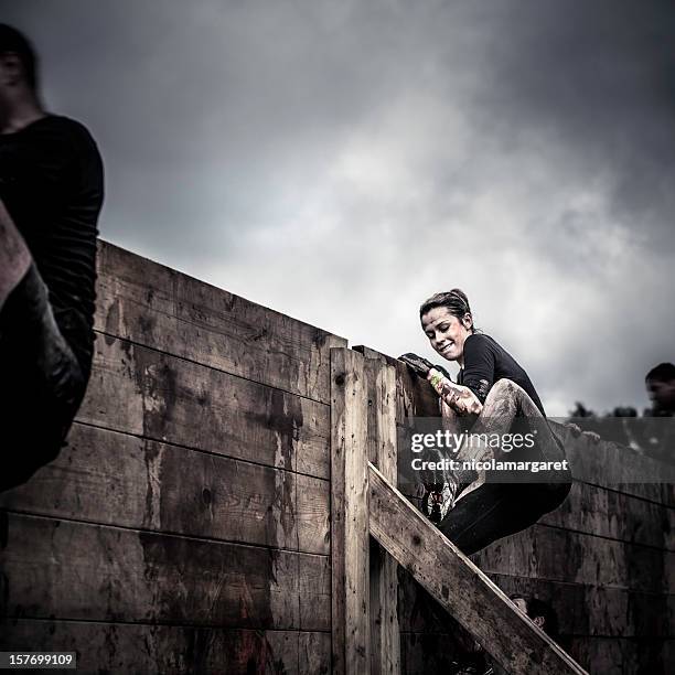 determinación: atleta femenina en la competencia - hard fotografías e imágenes de stock