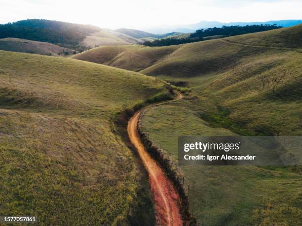 strada di campagna - sentiero foto e immagini stock