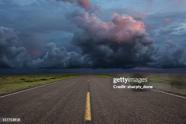 xxl 砂漠道雷雨 - 入道雲 ストックフォトと画像