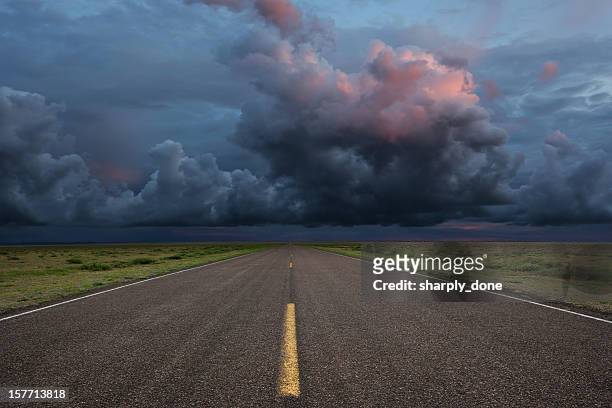 xxl desert road thunderstorm - ominous 個照片及圖片檔