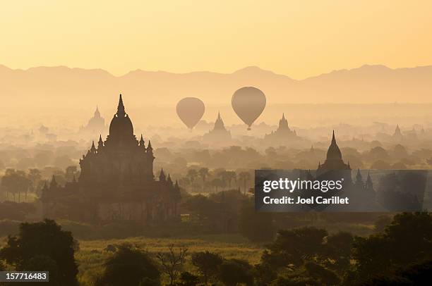 sunrise und heißluftballonfahrten in bagan, myanmar - bagan stock-fotos und bilder