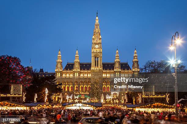 christkindlmarkt wiener stadthalle und den weihnachtsmarkt österreich neue - wiener rathaus stock-fotos und bilder