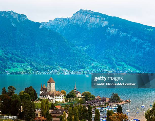 spiez mit lake thun schweiz - nicolas berggruen stock-fotos und bilder