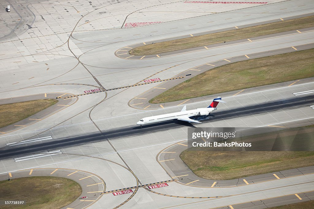 Passageiros de Avião a pousar na pista de fumar, com pneus, a partir de cima