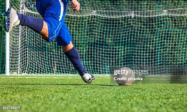 jugador de fútbol - tiro de penalti fotografías e imágenes de stock