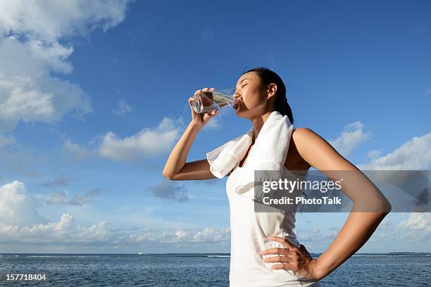 mujer beber agua después de fitness - chica bebiendo agua fotografías e imágenes de stock