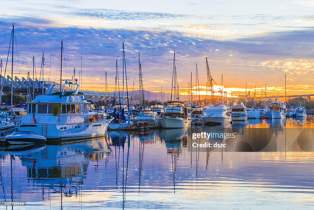 Marina barcos, ao nascer do sol, nascer do sol nuvens, Porto de San Diego, Califórnia