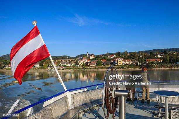 bootsfahrt auf der donau, österreich - donau stock-fotos und bilder