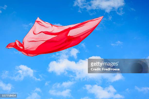 bufanda en el viento - pañuelo rojo fotografías e imágenes de stock