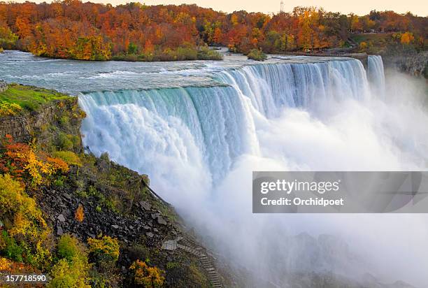 niagara falls in fall colors - niagarawatervallen stockfoto's en -beelden