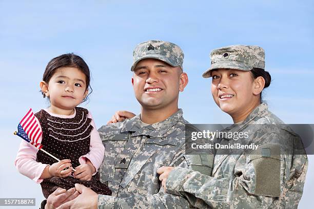 army familie serie: echte amerikanische soldaten mit frau & son - real people family portraits stock-fotos und bilder