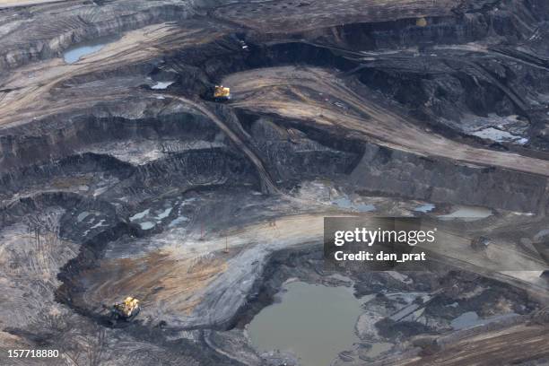 alberta's oilsands - fort mcmurray stockfoto's en -beelden