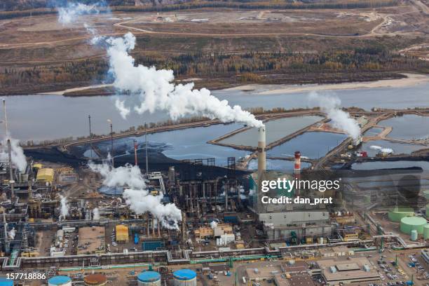 oilsands raffinerie - fort mcmurray canada stock-fotos und bilder