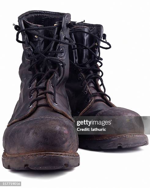 dirty antiguo contra la funda - botas negras fotografías e imágenes de stock