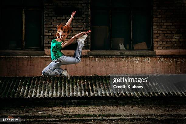 jeune danseur de rue - contortionist photos et images de collection