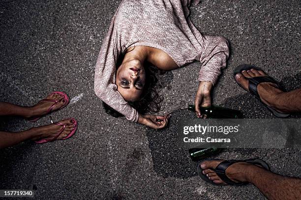 drunk young woman - binge drinking 個照片及圖片檔
