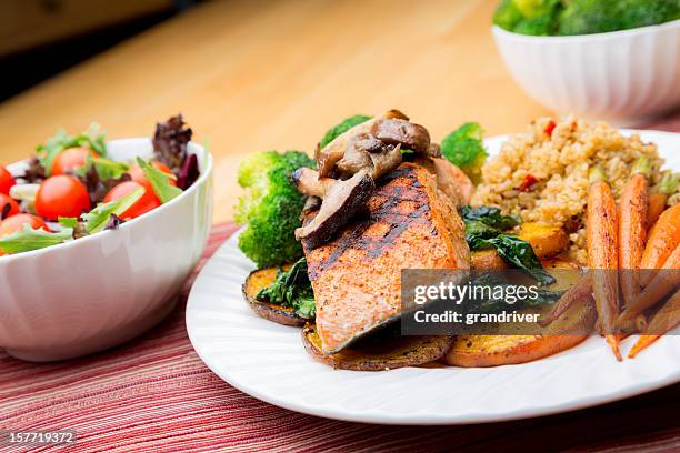 grilled salmon dinner - quinoa stockfoto's en -beelden