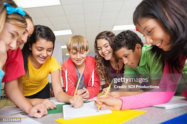 grupo de estudiantes de la escuela media de trabajo en proyectos juntos - preadolescente fotografías e imágenes de stock